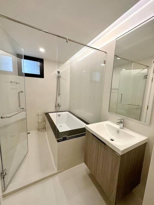 Circle Rein Sukhumvit 12 Two Bedrooms Apartemen